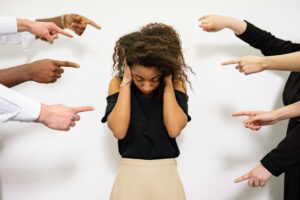 [R] - RECONHECER: Não lute contra a culpa. Apenas identifique: "Isso é um sinal do meu velho hábito, não uma prova de erro".